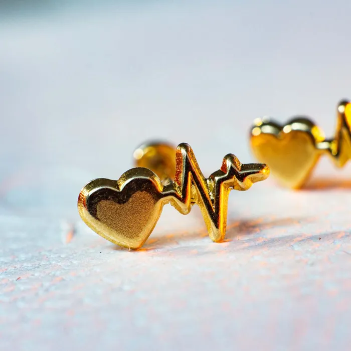 Aretes de oro chiquitos Corazn y electrocardiograma Gold Shield Earrings