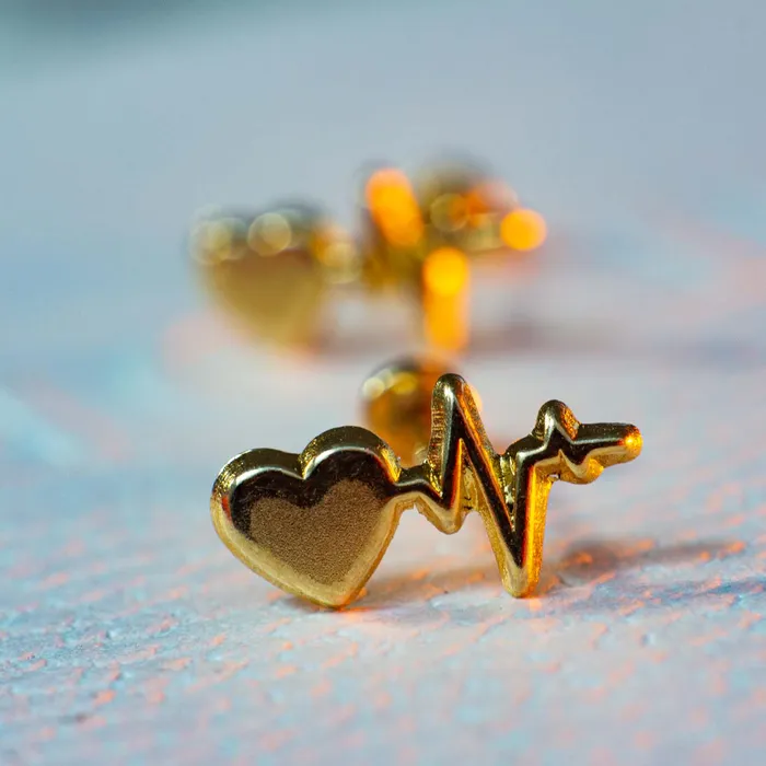 Aretes de oro chiquitos Corazn y electrocardiograma Gold Shield Earrings