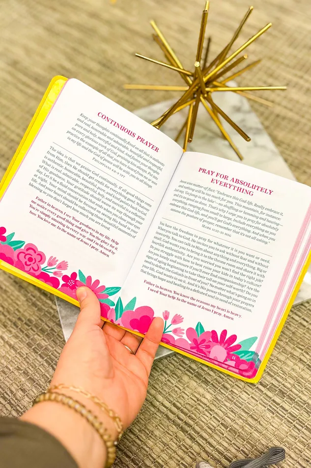 Barbour Publishing Inc Pray and Never Give Up Devotional Book Necklaces