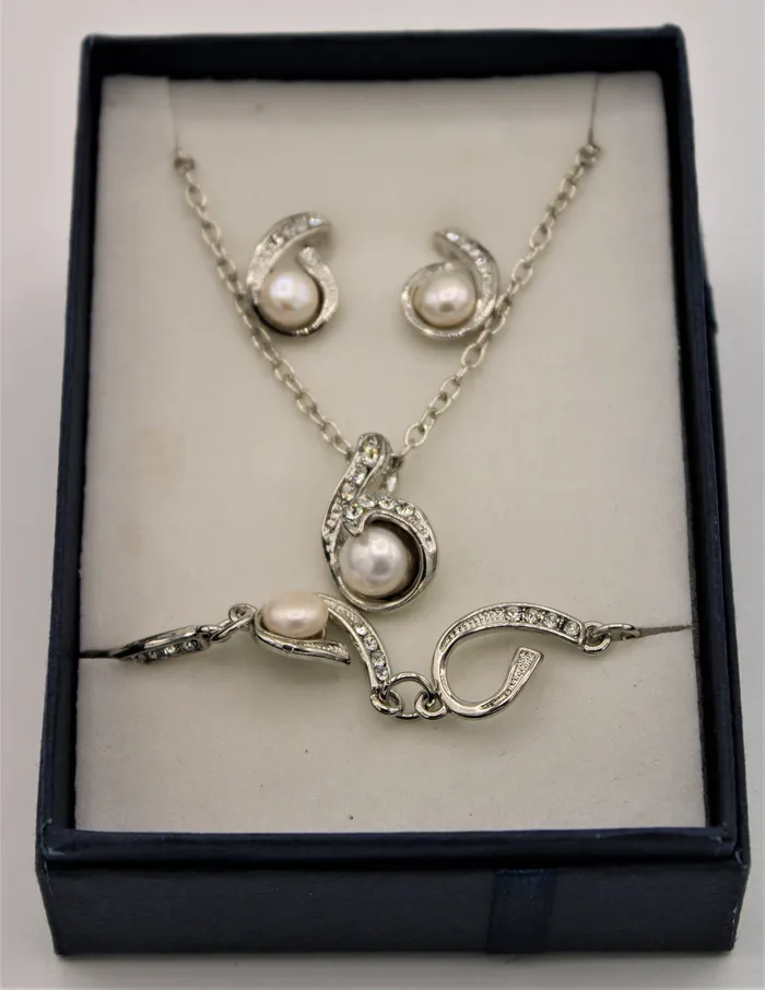 Jubilee Thrift Pearl Jewelry Set Earrings