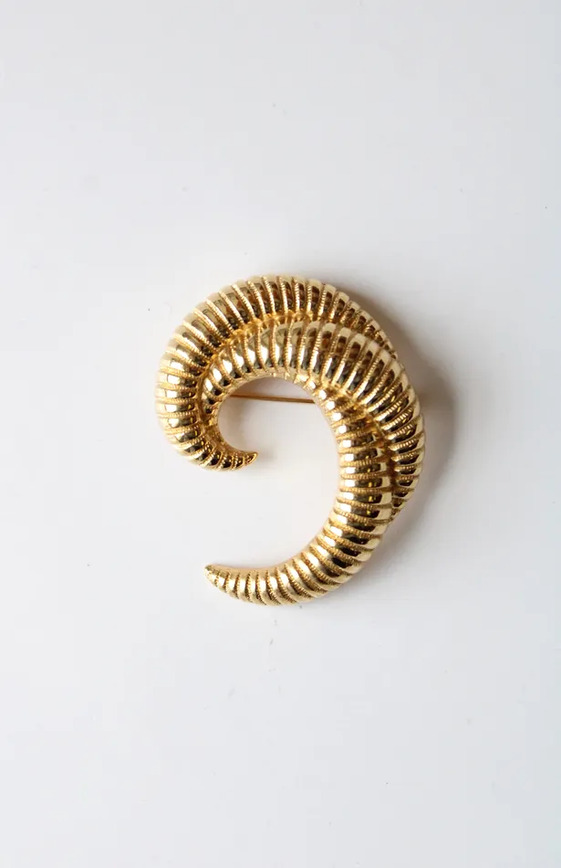 Money Gold Tone Ribbed Swirl Brooch Pin Monet Rings