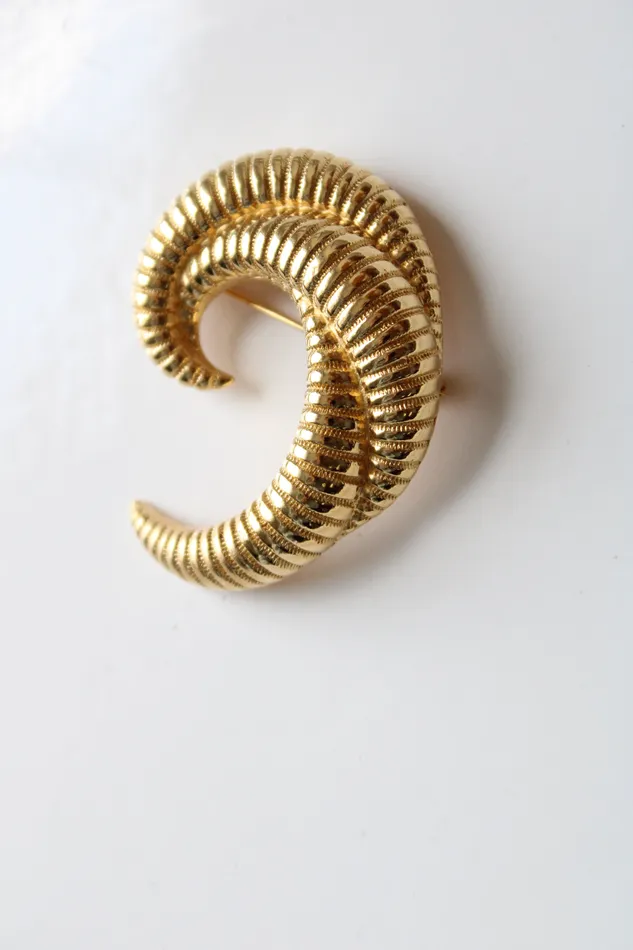 Money Gold Tone Ribbed Swirl Brooch Pin Monet Rings