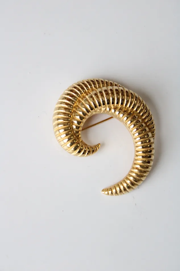 Money Gold Tone Ribbed Swirl Brooch Pin Monet Rings
