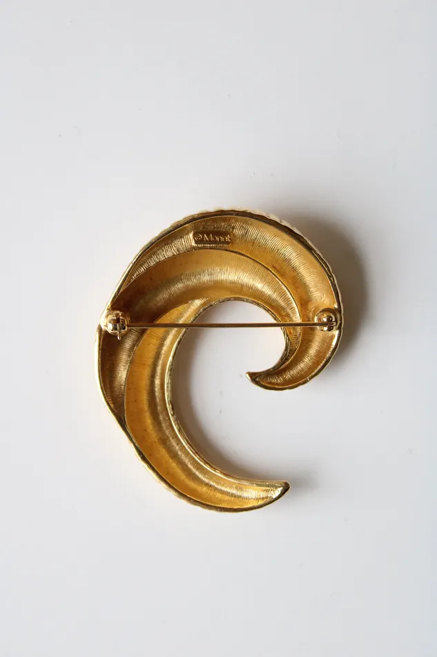 Money Gold Tone Ribbed Swirl Brooch Pin Monet Rings