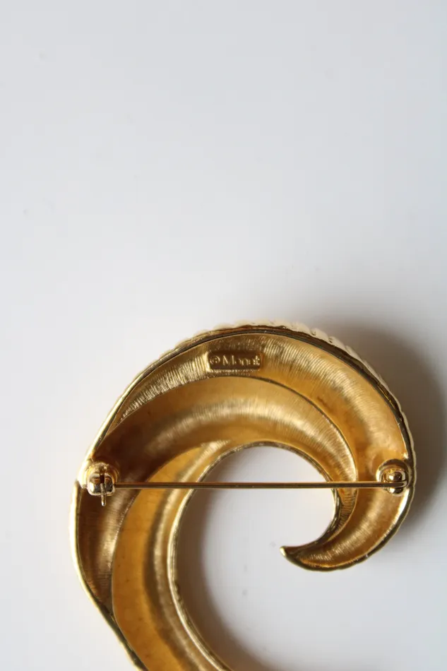 Money Gold Tone Ribbed Swirl Brooch Pin Monet Rings