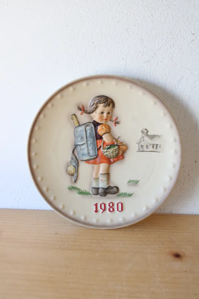 Necklaces Goebel Goebel MJ Hummel 1980 Girl With Backpack 10th Annual Decorative Plate Necklaces Goebel Goebel MJ Hummel 1980 Girl With Backpack 10th Annual Decorative Plate