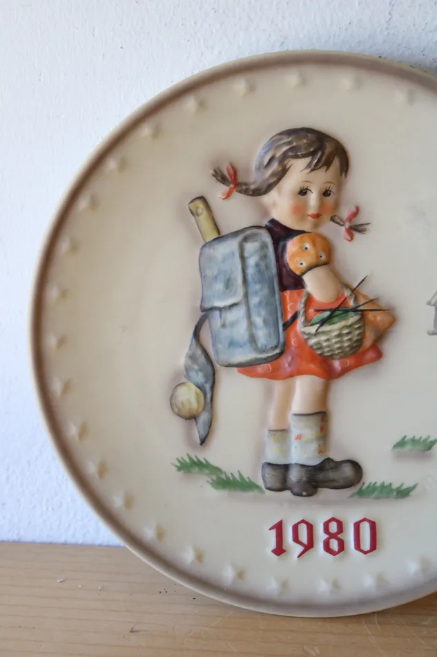 Necklaces Goebel Goebel MJ Hummel 1980 Girl With Backpack 10th Annual Decorative Plate