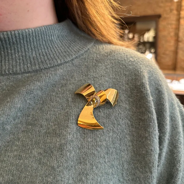 OTC PreStyled Sets Estate 18K Yellow Gold Leo Pizzo Brooch